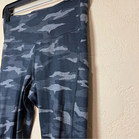 Athleta Camo Gray /black mid rise pull on Leggings Camouflage Size Small - Picture 13 of 14
